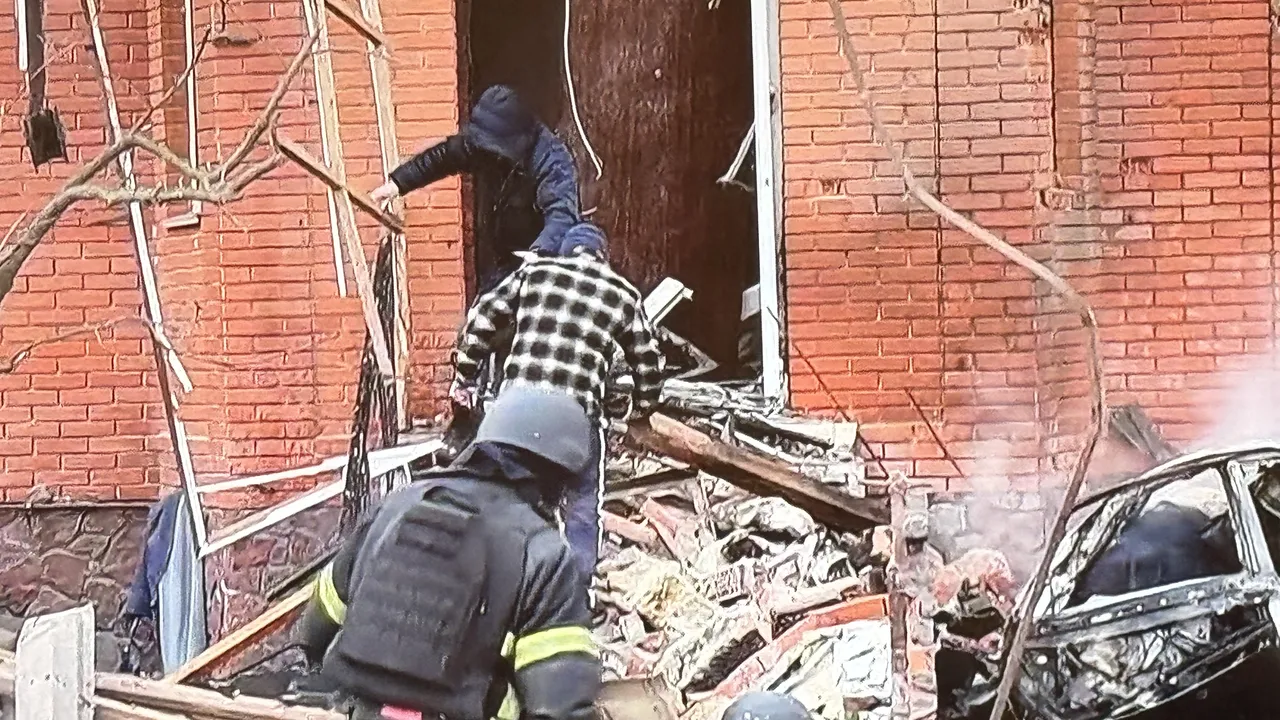 Под прицел: В навечерието на годишнината от войната масирани удари по Украйна