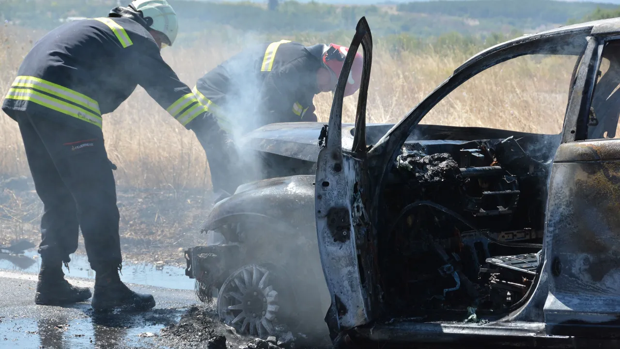 Автомобил пламна на АМ „Тракия“, движението към София спряно (ВИДЕО)