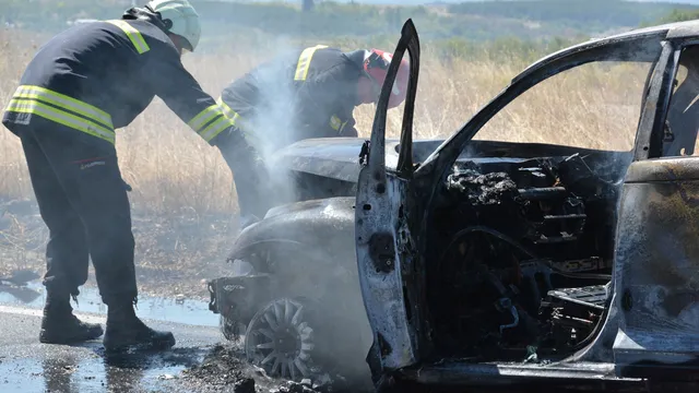 Автомобил пламна на АМ „Тракия“, движението към София спряно (ВИДЕО)