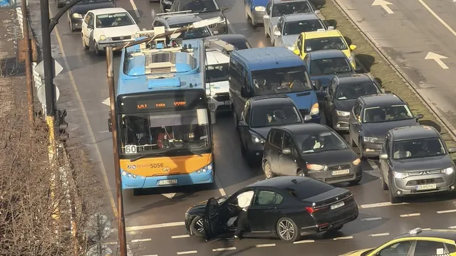 Аварирал автомобил блокира движението на бул. „Тодор Александров“
