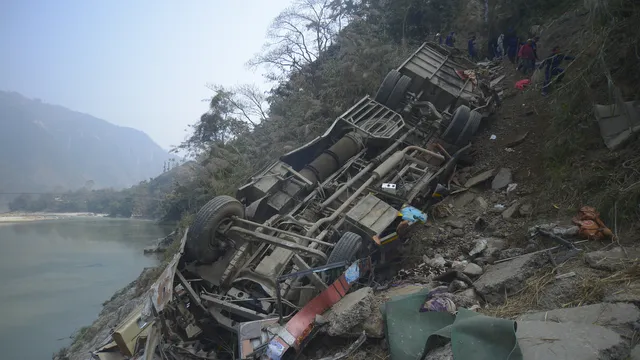 Инцидент с автобус край река Тришули в Непал