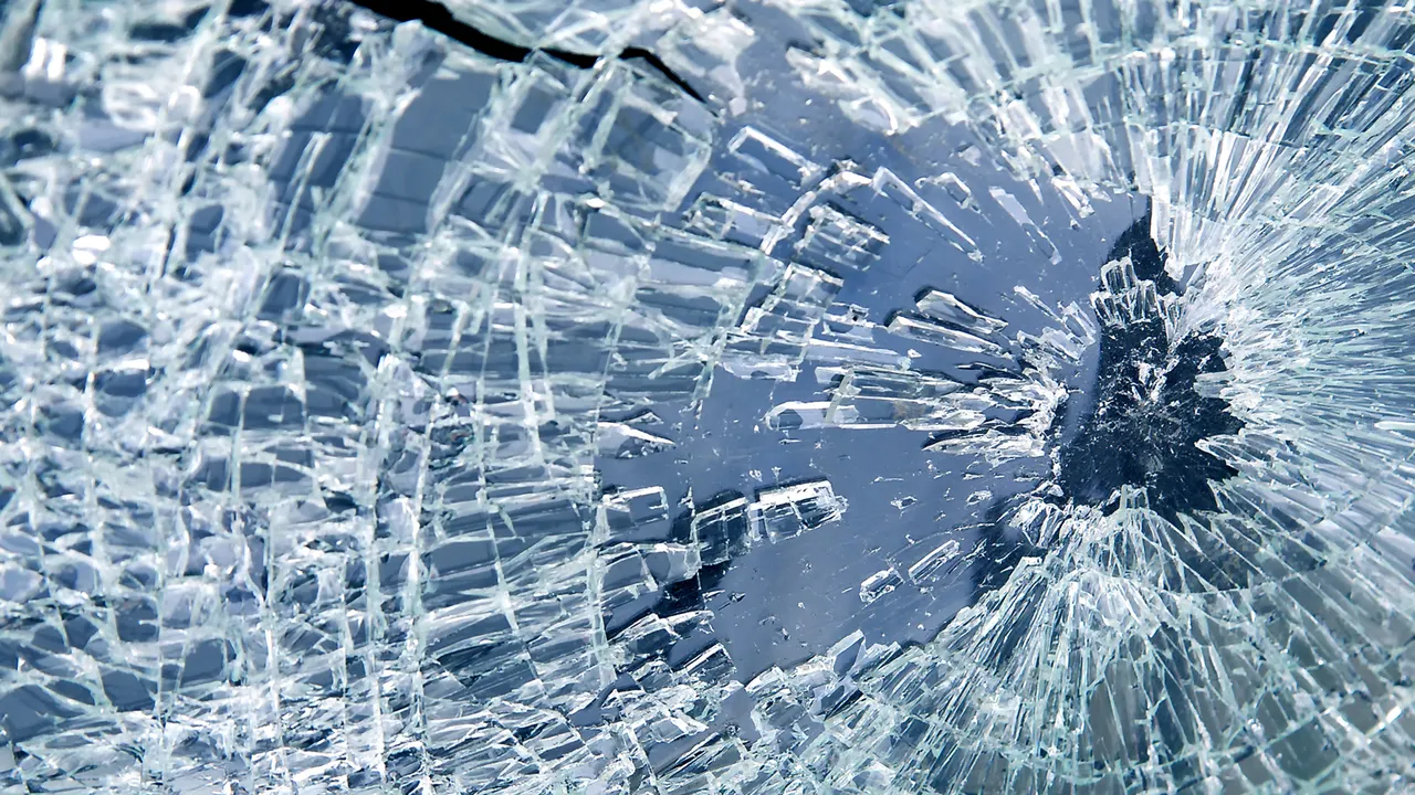 Младеж с криминални прояви потроши съдебната сграда във Велинград