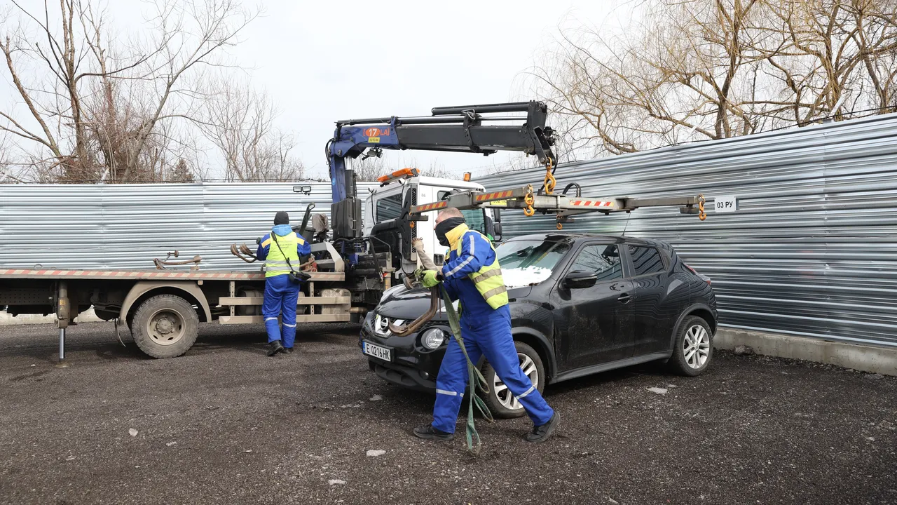 Незаконното сметище във „Факултета“ стана паркинг за конфискувани автомобили