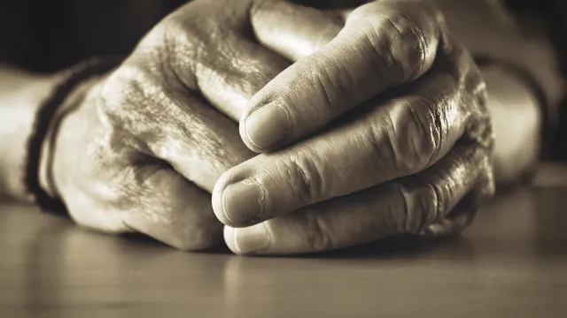 55-годишна жена бита и ограбена от двама младежи