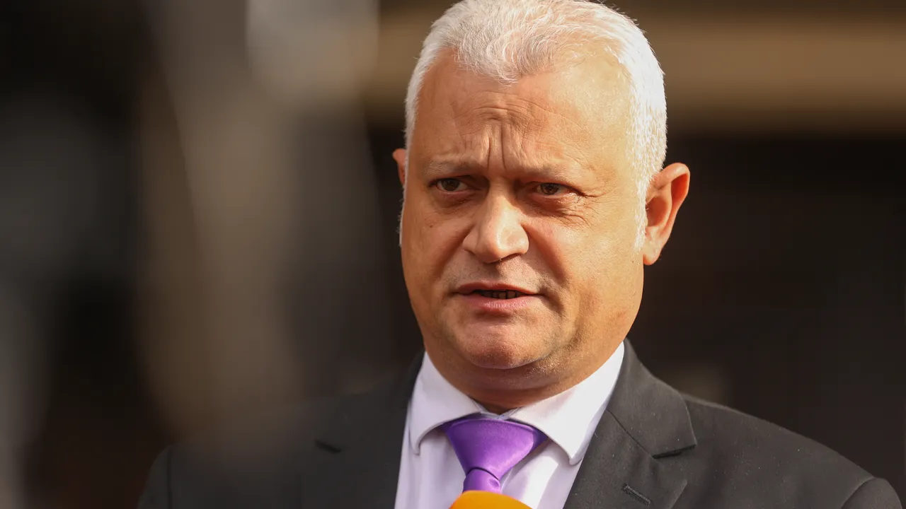 Министър Дечев: Няма да има рокади и натиск по случая „Петрохан“