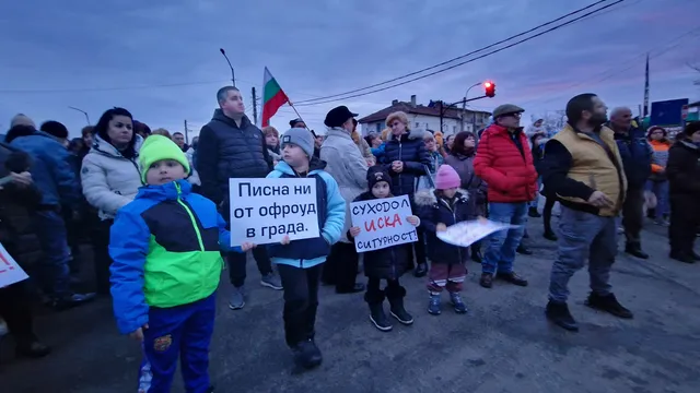 Заради лоша инфраструктура: Протестиращи затвориха кръстовището на Околовръстния път в кв. „Суходол“