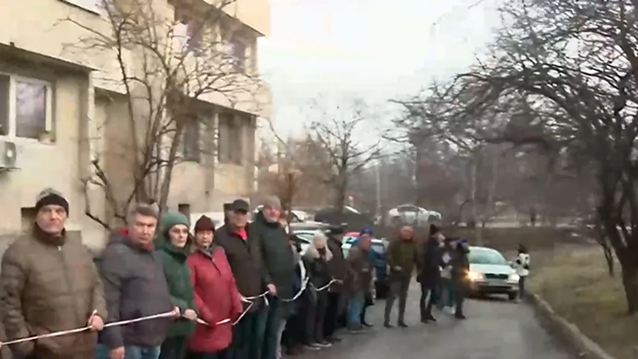 Достъпът под въпрос: Съседи бранят блока си от ограда на бъдещ кампус