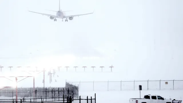 Снежна буря парализира САЩ: 8000 отменени полета и блокирани пътища