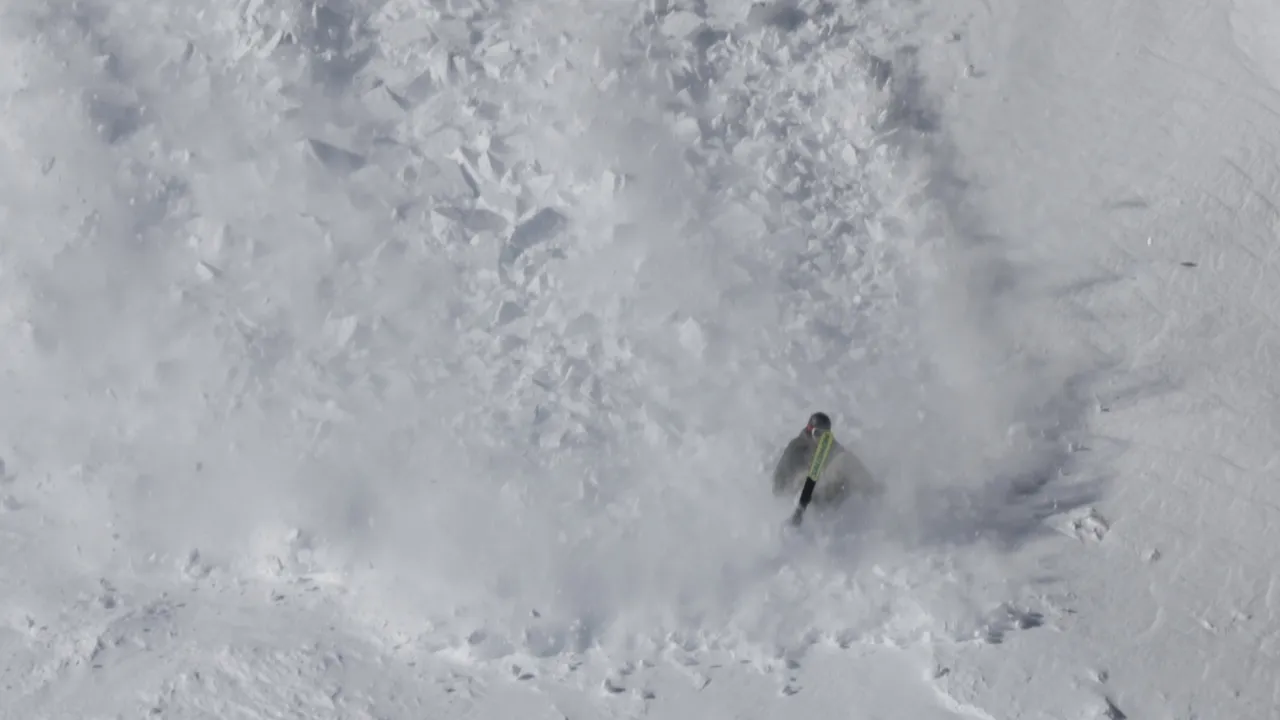 Повишена е лавинната опасност в планините поради високите температури