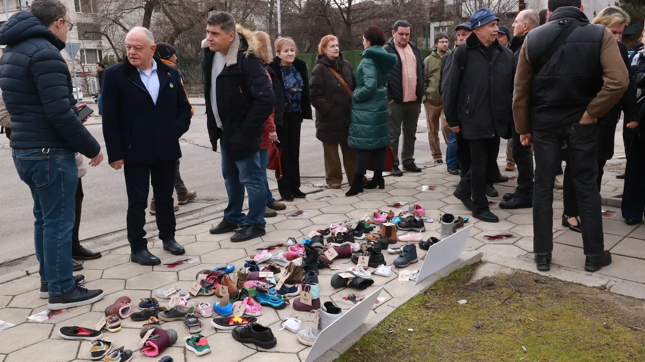 Детски обувки пред руското посолство: ДСБ отбеляза четири години война
