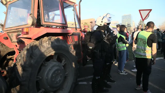 Сръбските фермери се радикализират, блокират ключови пътища