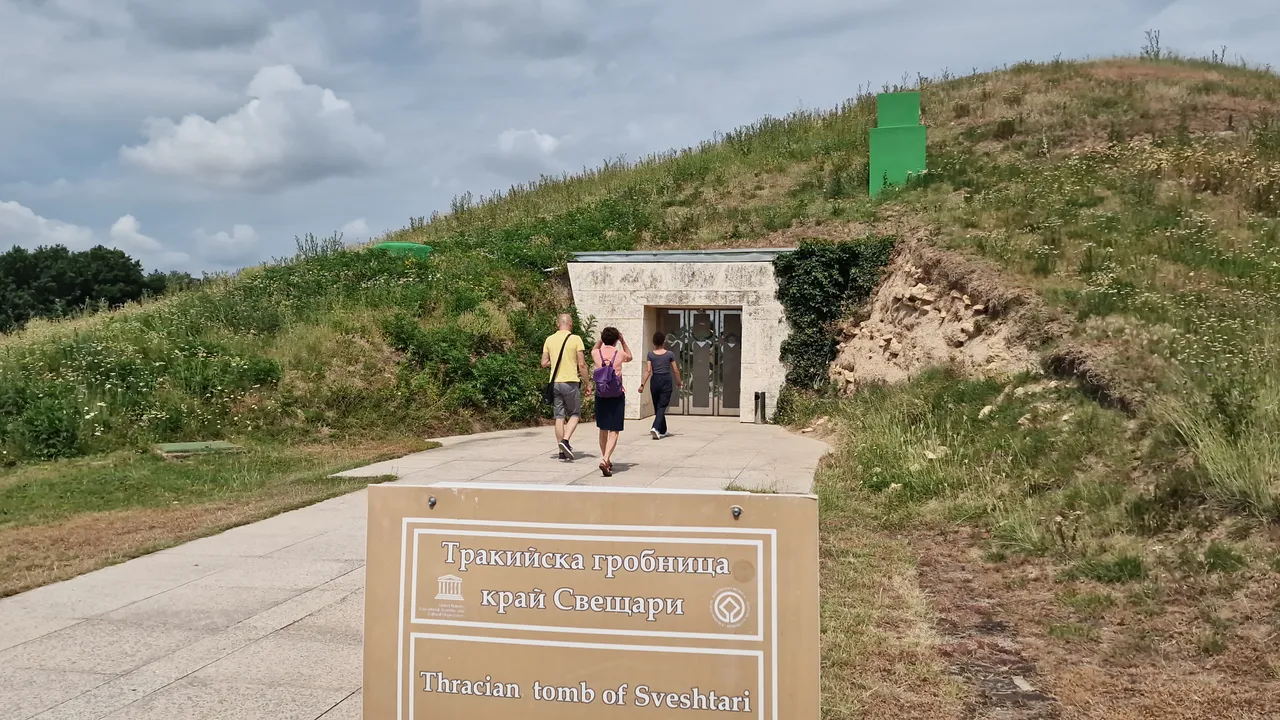 Откриха гробница при изкореняване на дърво в частен имот в Свищов