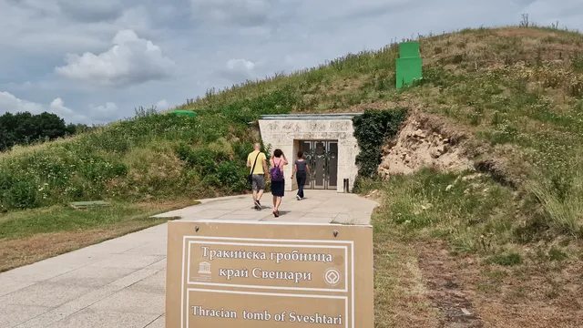 Откриха гробница при изкореняване на дърво в частен имот в Свищов