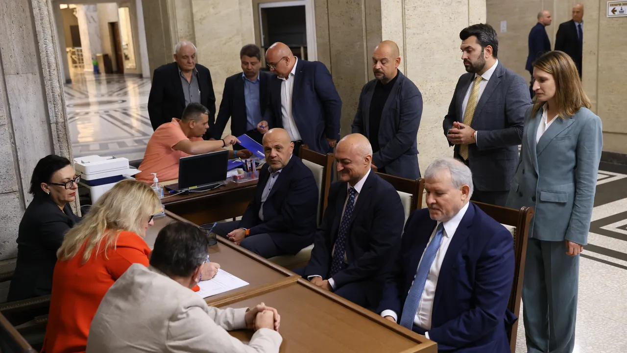 ГЕРБ-СДС се регистрират днес за предсрочния вот на 19 април