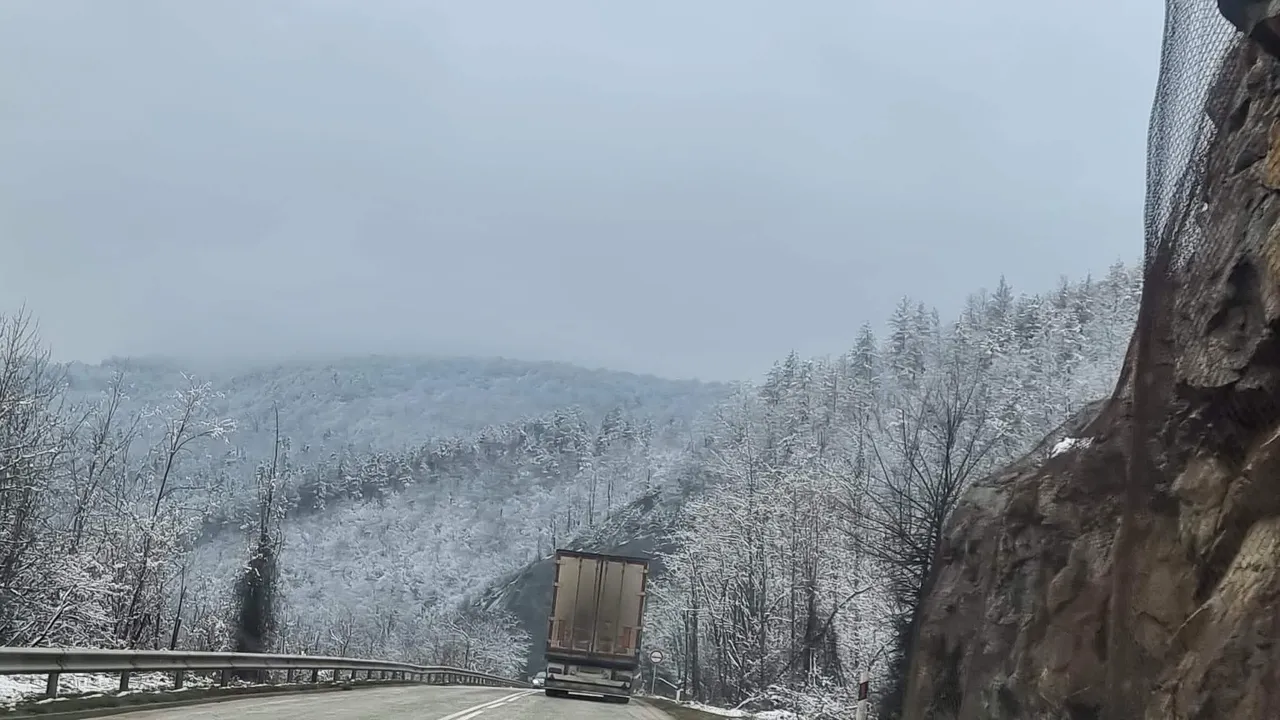 Свлачище временно блокира пътя към Прохода на Републиката