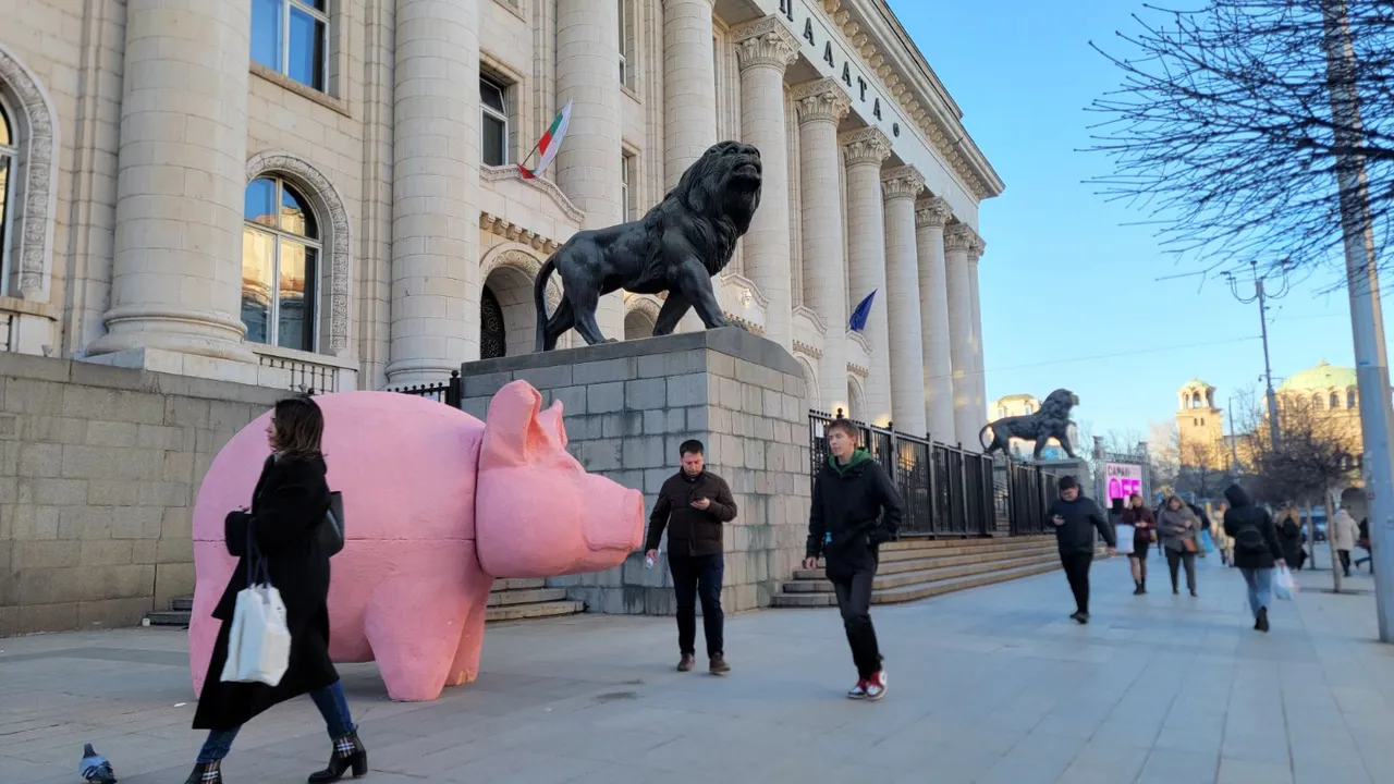 Розовото прасе се появи пак. Ще протестира срещу Сарафов