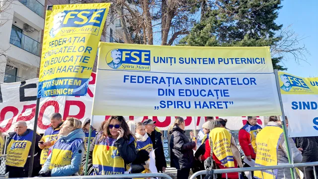 Синдикати, учители и студенти поискаха оставката на премиера Боложан в Румъния