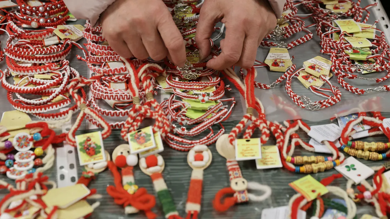 Мартеници в евро: Оборотът е наполовина - цените - по-високи