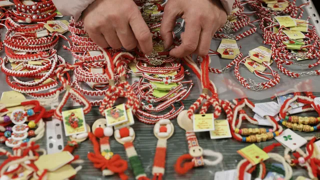 Мартеници в евро: Оборотът е наполовина - цените - по-високи