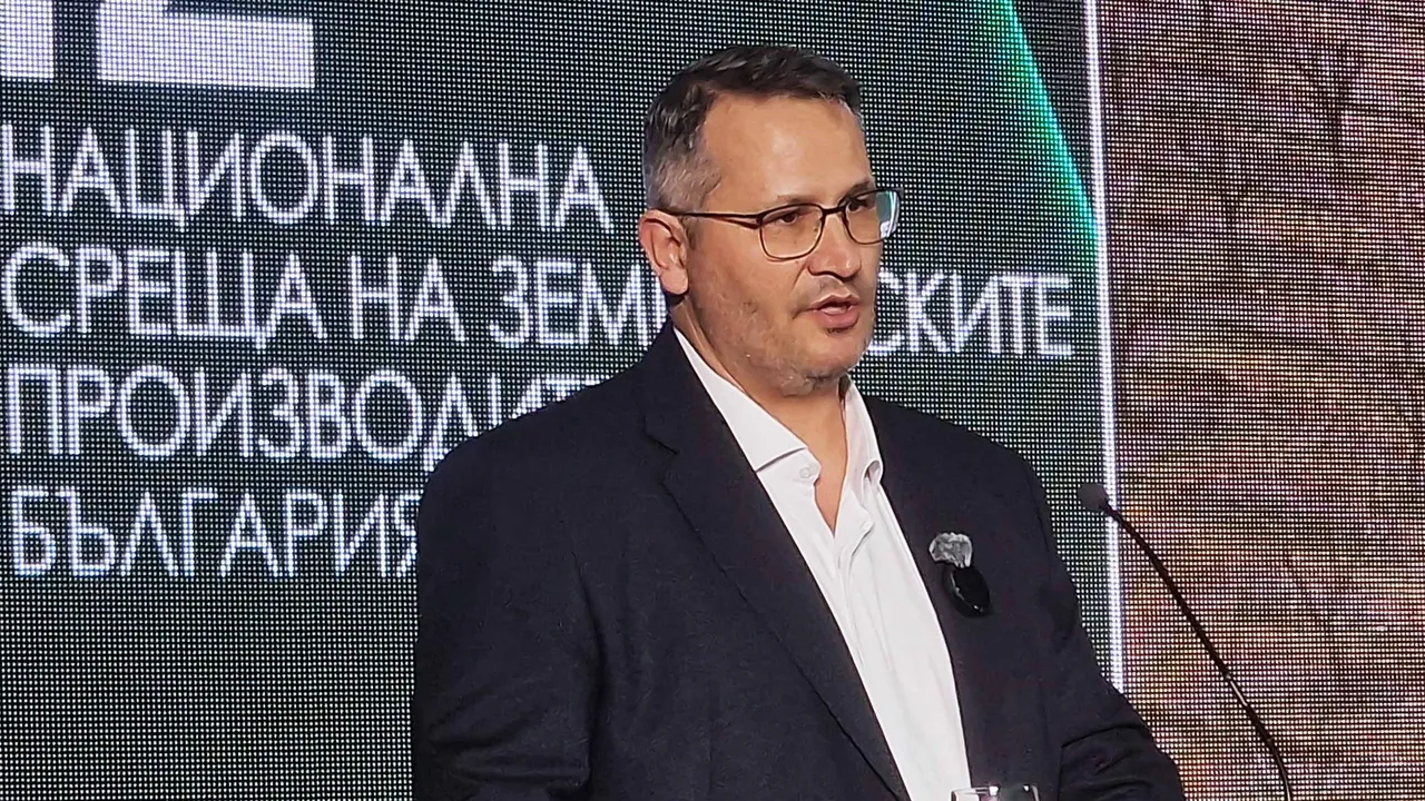 Министър Христанов: Където бръкнем, виждаме надписване