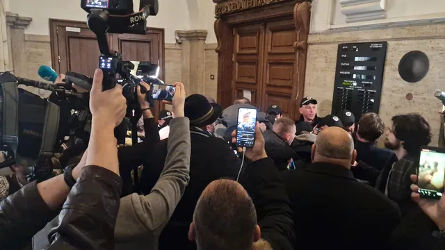 Протестиращи се опитаха да влязат в кабинета на Сарафов (ВИДЕО)
