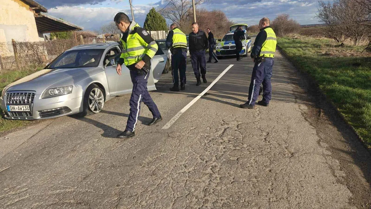 Системен нарушител задържан след полицейска гонка и шипове край Нова Загора
