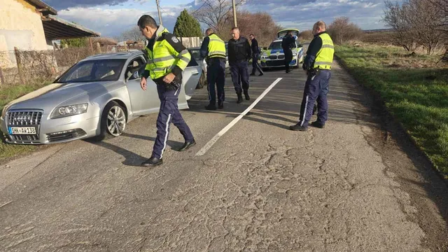 Системен нарушител задържан след полицейска гонка и шипове край Нова Загора