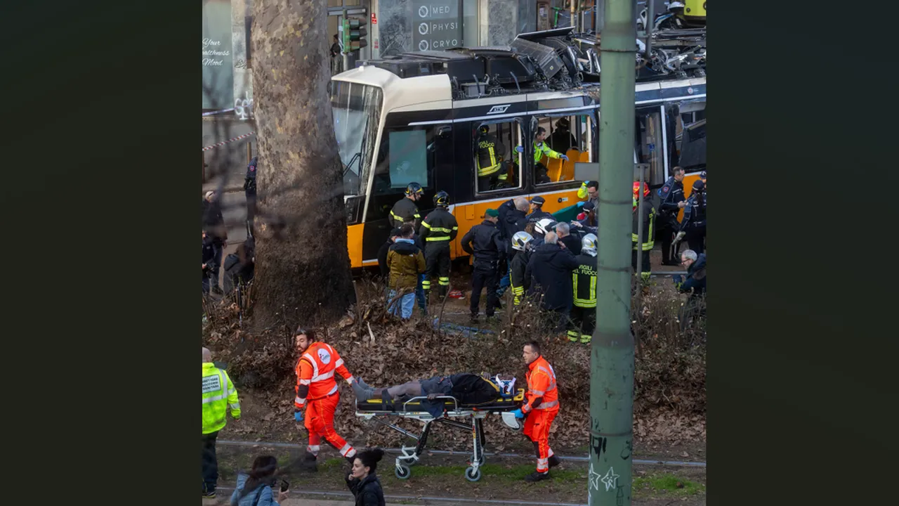 Трагедия в Милано: Трамвай катастрофира в центъра, 39 ранени