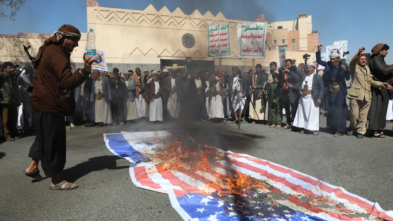 Хусите заплашиха с удари в Червено море и срещу Израел