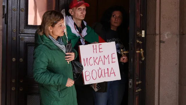 Депутати от „Възраждане“ блокираха входа на Министерския съвет