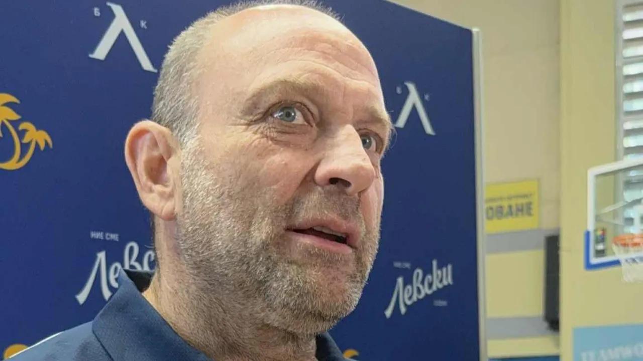 Тити Папазов е блокиран на летище в Израел