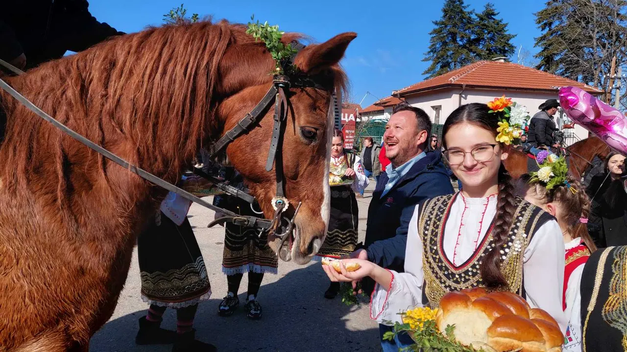 „Конски Великден“ в село Лозен: Традициите оживяват през погледа на три поколения (СНИМКИ)