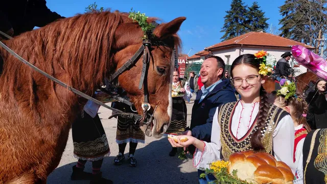 „Конски Великден“ в село Лозен: Традициите оживяват през погледа на три поколения (СНИМКИ)