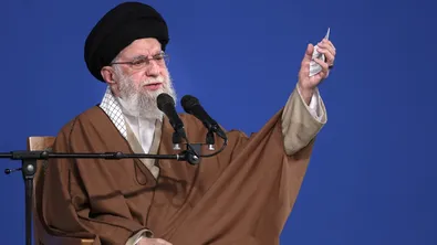 Кой е аятолах Хаменей? Убитият върховен лидер на Иран
