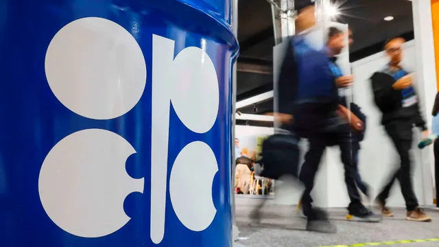 ОПЕК+ обсъжда увеличение на добива заради войната с Иран и риска за петролните доставки
