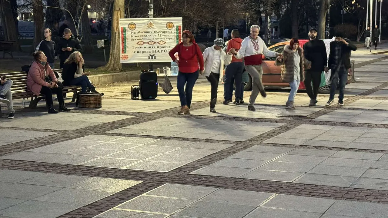 Хоро за Баба Марта пред Народния театър в София (ВИДЕО)