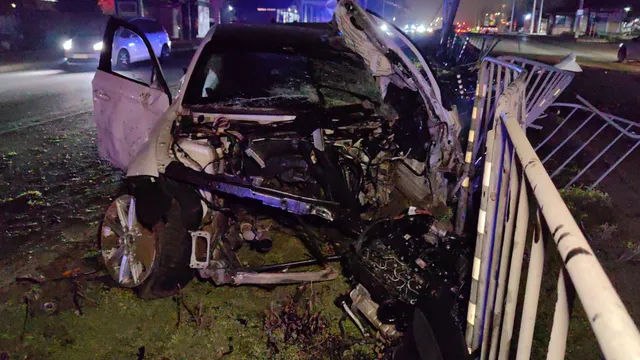 Тежка катастрофа в Русе: Автомобил се заби в стълб на бул. „Христо Ботев“