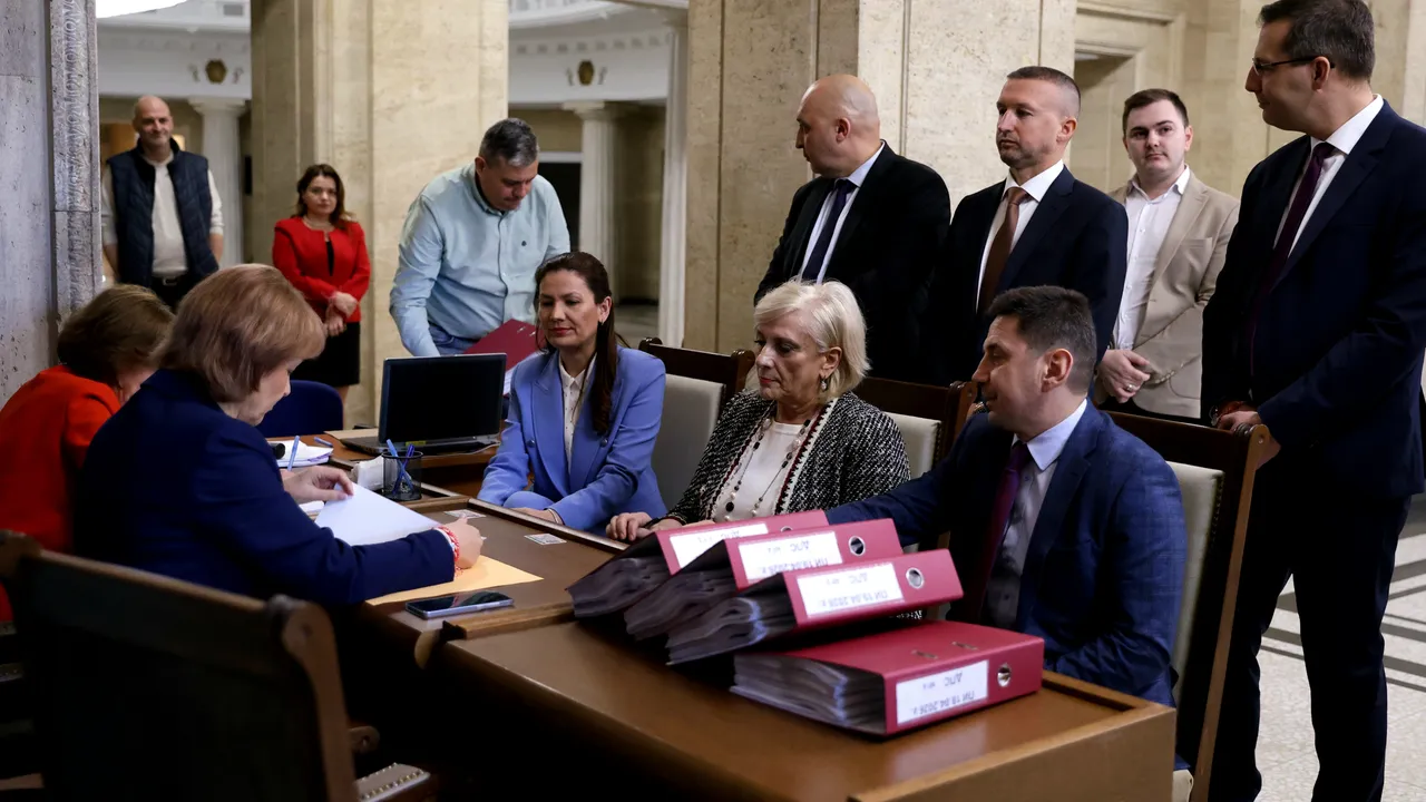 ДПС внесе документи за регистрация в ЦИК за участие парламентарните избори