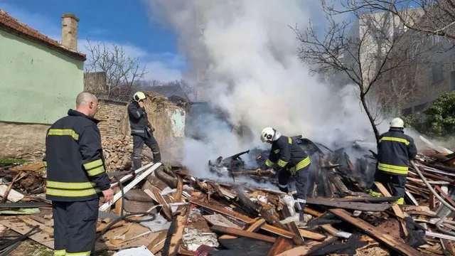 Пламна незаконно сметище във Варна (СНИМКИ)