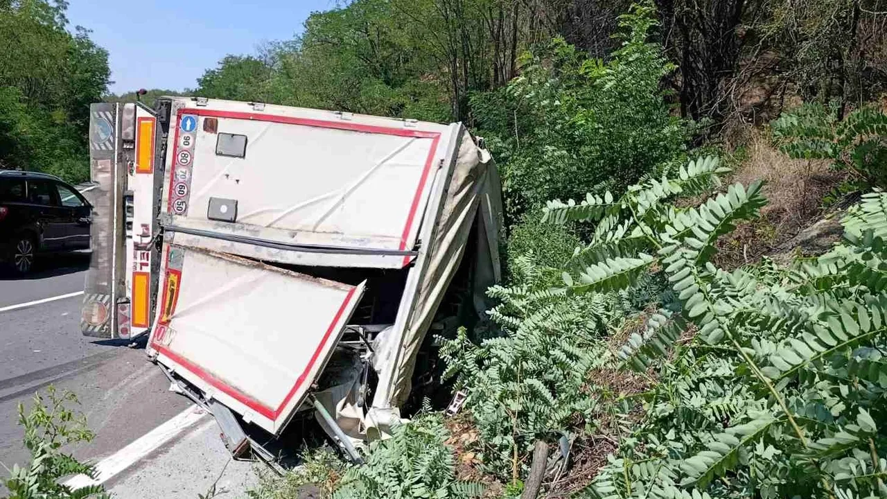 Тир се преобърна в канавка и блокира пътя Омуртаг – Котел