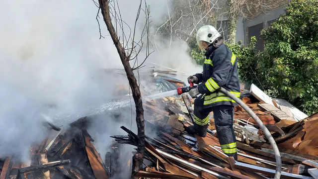 80 пожара за денонощие в страната