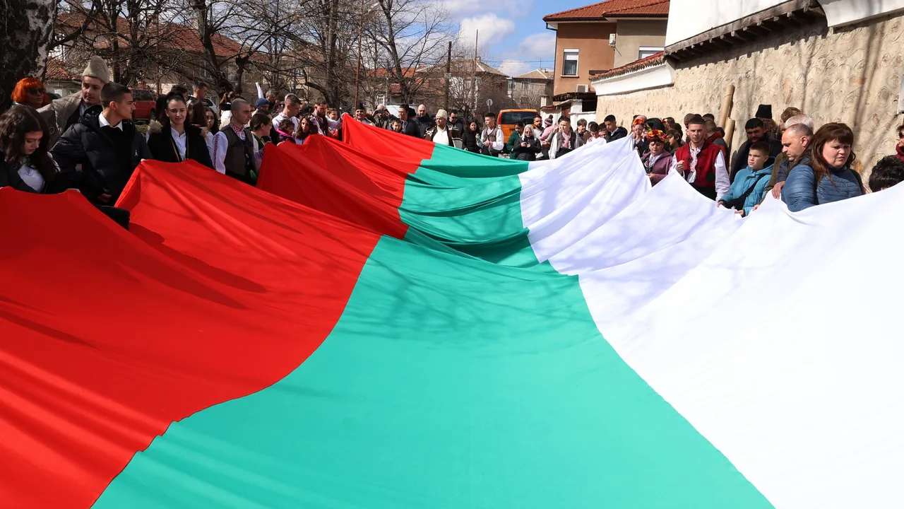 Трибагреникът спря трафика: Шествие в носии блокира „Ломско шосе“ за 3 март (ВИДЕО)