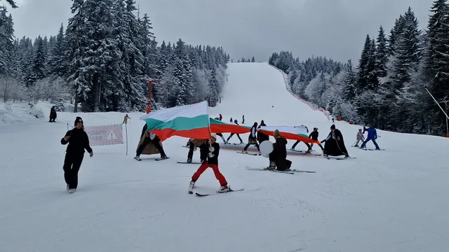 Ски, знамена и народни носии за 3 март в Пампорово