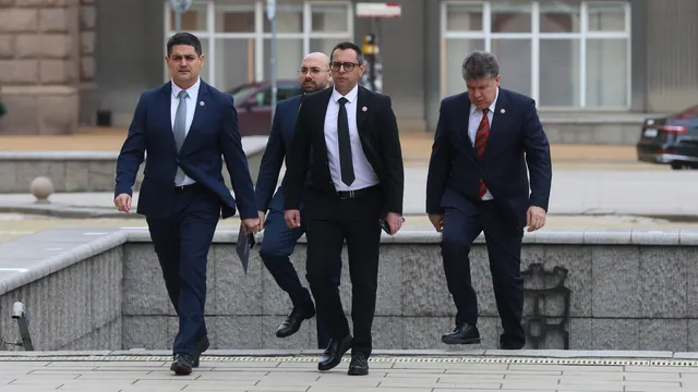 МЕЧ се регистрираха в ЦИК докато Радостин Василев е в Дубай