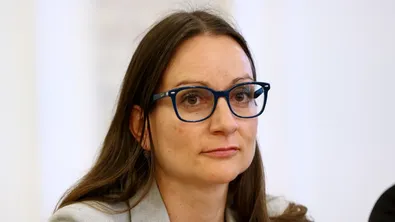 Министър Щонова: Само една уважена жалба от 8000 за сметки за ток
