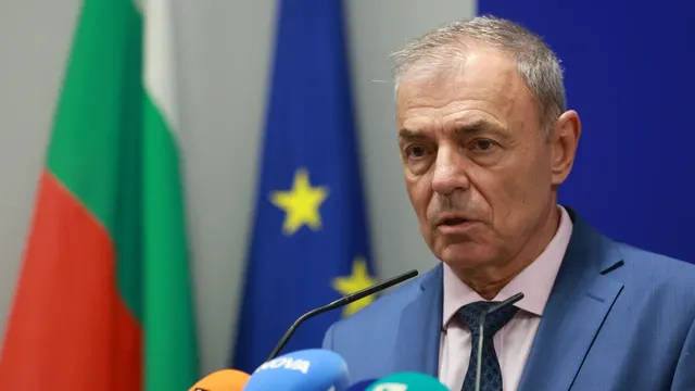 Просветният министър: Учебните програми са претоварени