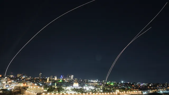 Иран с нов ракетен залп срещу Израел