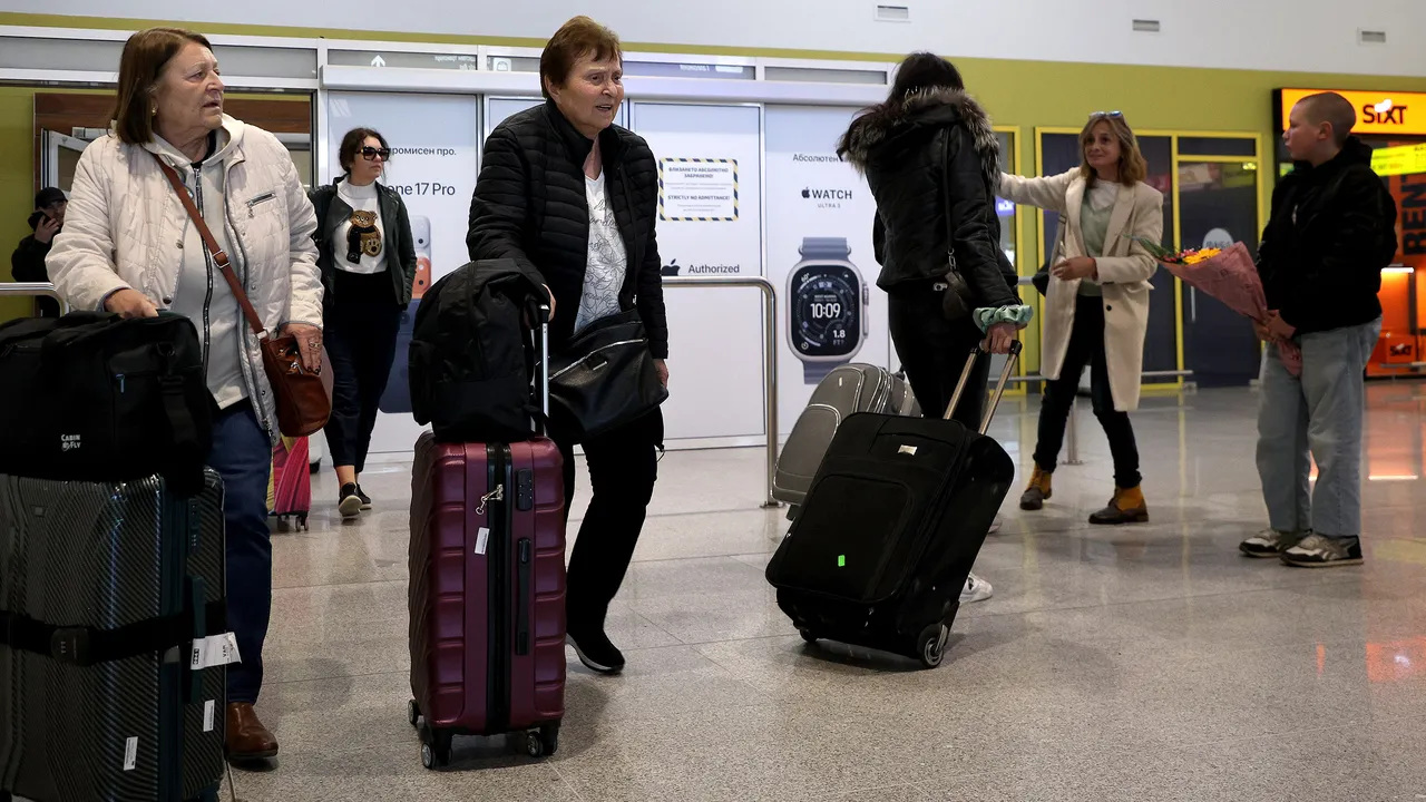 Продължава евакуацията на български граждани от Близкия изток