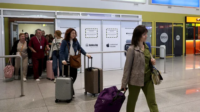 Над 100 българи още чакат самолет от Малдивите