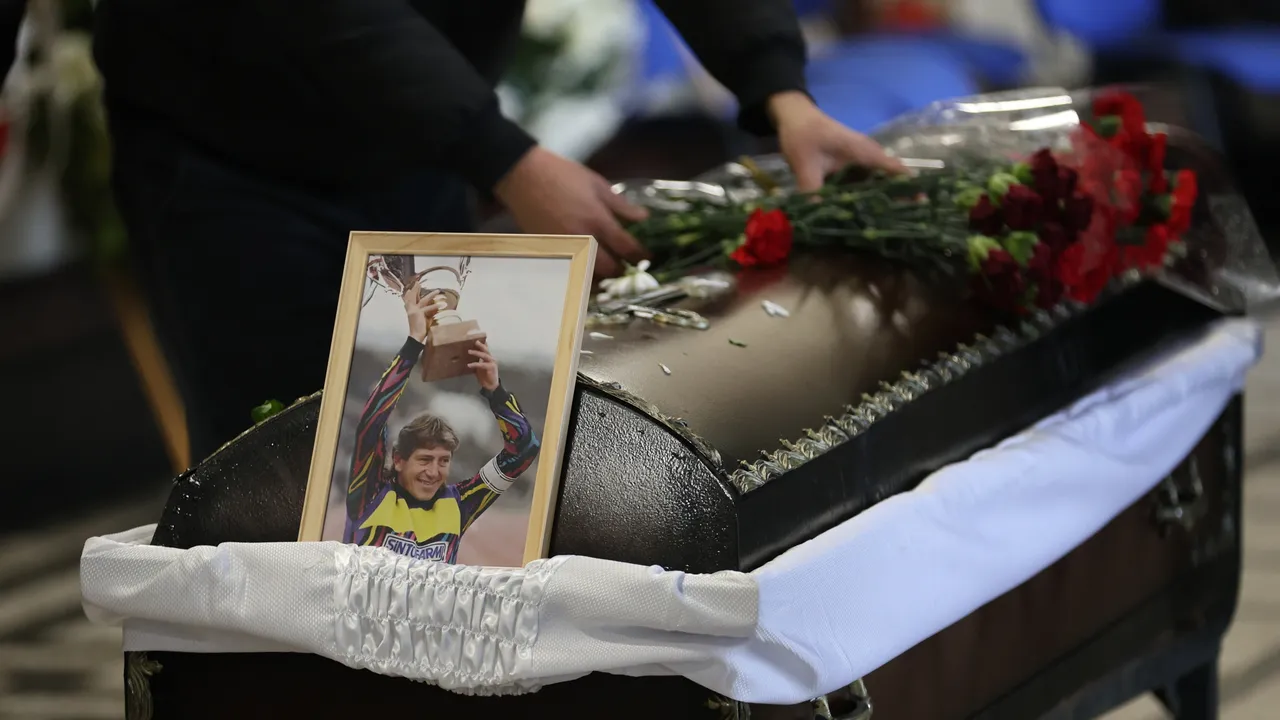 Футболна България се поклони за последно на Джони Велинов